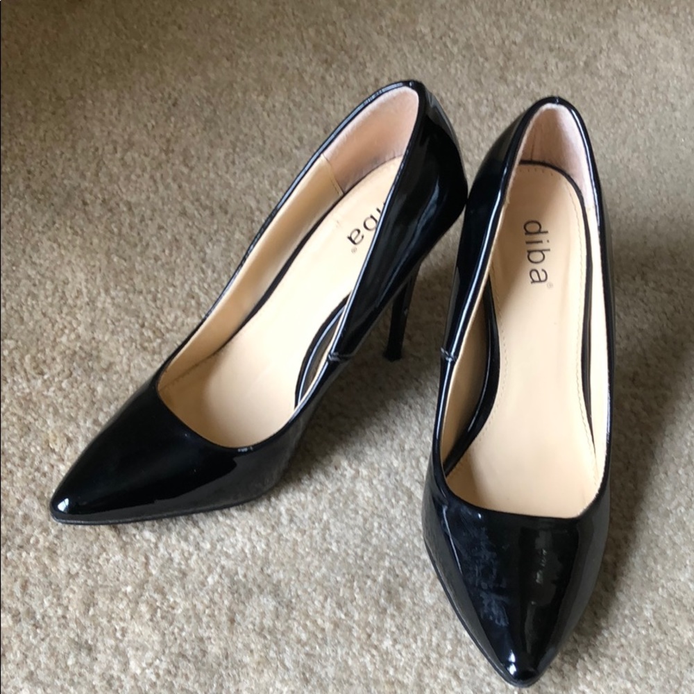 Black pumps